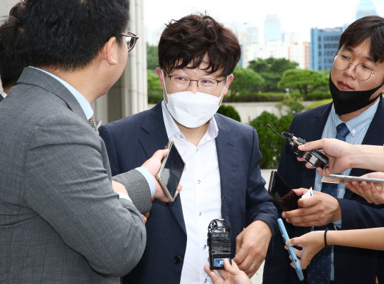 이철 전 밸류인베스트코리아(VIK) 대표의 대리인인 장경식 변호사가 24일 오후 서울 서초구 대검찰청에서 열린 '검언유착' 의혹 사건 수사심의위원회에 참석하기 전 취재진의 질문에 답하고 있다.  연합뉴스